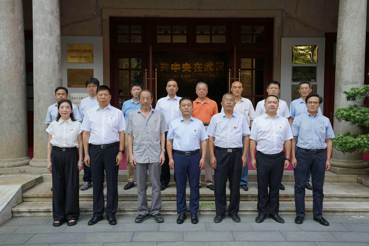 公司党委、纪委班子成员参观中共中央机关旧址纪念馆合影；